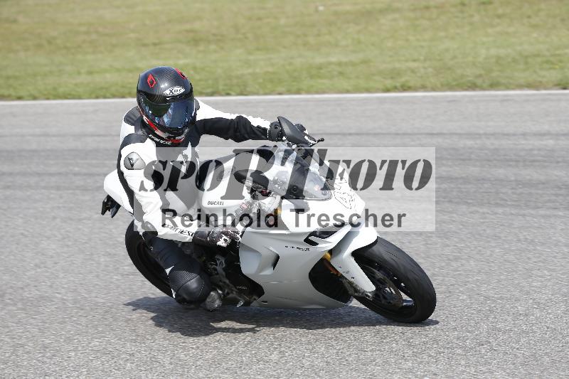 /27 12.06.2025 Ducati Schweiz Trackday Warmup  ADR/blau-bleu/41